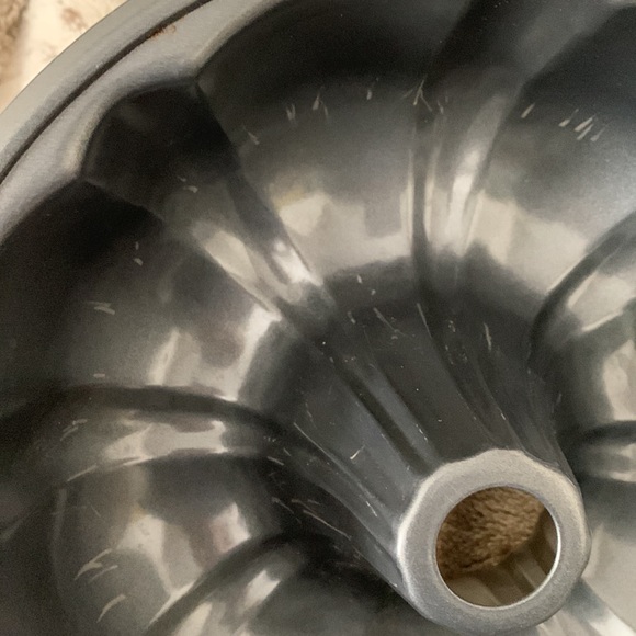 Wilton Bundt Cake Pan 9.75 in x 3.38 in - Picture 5 of 5